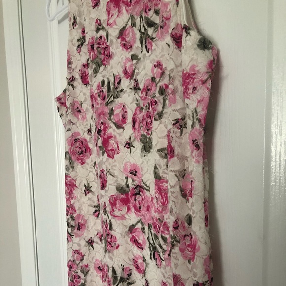 Beautiful floral lace top - Picture 3 of 4